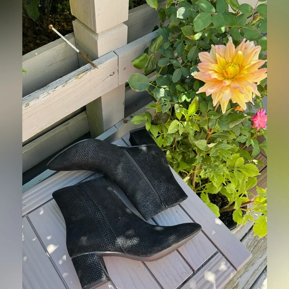 NWT Black Textured Ankle Boots Extra Wide WW Block Heel 8.5WW